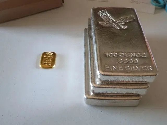 Visual comparison of gold and silver weights.